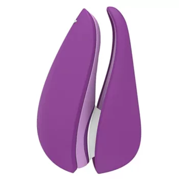 Womanizer Liberty 2, compacte luchtdrukstimulator voor gerichte, contactloze clitorale stimulatie met de innovatieve Pleasure Air-technologie. Voorzien van meerdere intensiteitsniveaus voor een gepersonaliseerde ervaring, met een discreet en ergonomisch ontwerp dat ideaal is voor gebruik onderweg. Gemaakt van zacht, lichaamsveilig siliconenmateriaal, oplaadbaar en waterdicht, perfect voor solo-genot en geschikt voor gebruikers die op zoek zijn naar gerichte, intensieve sensaties.