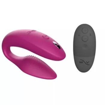 We-Vibe Sync 2 Koppel Vibrator – een verstelbare en ergonomische duo vibrator ontworpen voor koppels, met twee krachtige motoren voor gelijktijdige stimulatie van de clitoris en G-spot, gemaakt van lichaamsveilig siliconen, voorzien van meerdere vibratiestanden, intensiteiten en app-bediening voor gepersonaliseerd en gedeeld plezier tijdens het vrijen.