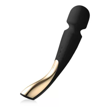 LELO Smart Wand 2, luxueuze wand vibrator ontworpen voor krachtige en gerichte stimulatie met een flexibele kop die zich aanpast aan de lichaamscontouren. Voorzien van meerdere vibratiestanden en intensiteiten voor een gepersonaliseerde ervaring, met een ergonomische handgreep voor comfortabel gebruik. Gemaakt van zacht, lichaamsveilig siliconenmateriaal, oplaadbaar en volledig waterdicht, ideaal voor zowel lichaamsmassages als intensieve stimulatie tijdens solo- of partnerspel.