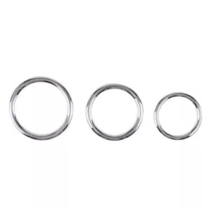 Sinner metalen cock- en balring set, vervaardigd uit hoogwaardig roestvrij staal voor een stevige, langdurige pasvorm en intense druk. Ideaal voor ervaren gebruikers die op zoek zijn naar een extra uitdagende ervaring en langdurige erecties. Eenvoudig te reinigen en perfect voor temperatuurspel.